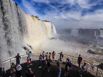 Com alta do turismo, setor de serviços do Paraná cresceu 11% em 2023, 2ª maior alta do Brasil
